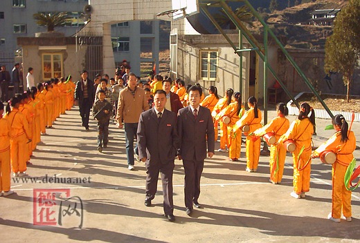 校团委书记郭兴赐带队到葛坑中心小学献爱心