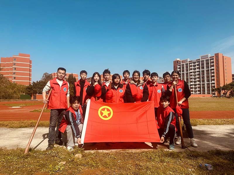 “党旗飘扬现代红，植树添绿护山青”植树节活动